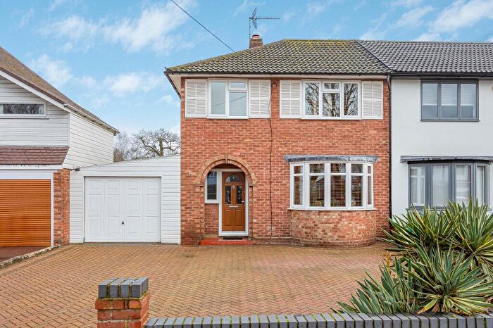 3 Bedroom Semi-Detached House For Sale In Peplins Way, Brookmans Park, AL9