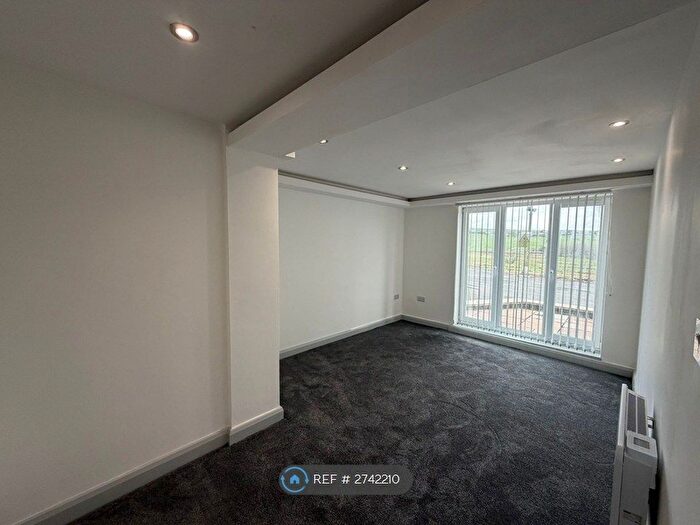 2 Bedroom Flat To Rent In Rochdale Road, Oldham, OL3