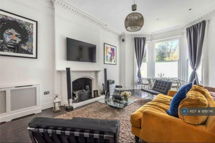 2 Bedroom Flat To Rent In Bromley Road, Beckenham, BR3