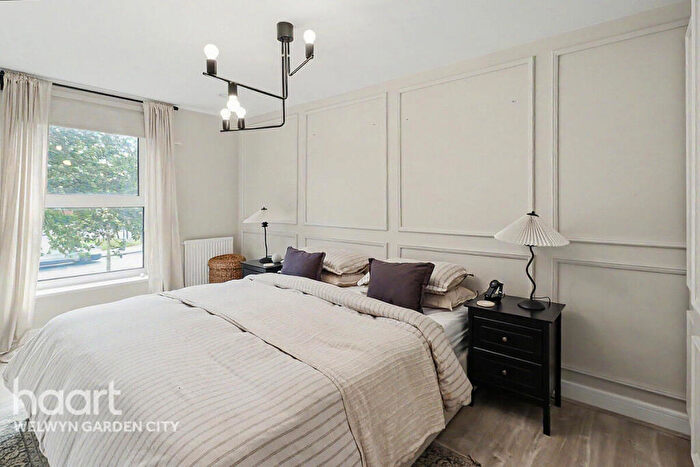 2 Bedroom Flat For Sale In Bridge Road East, Welwyn Garden City, AL7