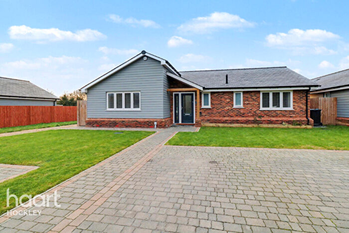 4 Bedroom Bungalow For Sale In Meadowbrook, Rochford, SS4