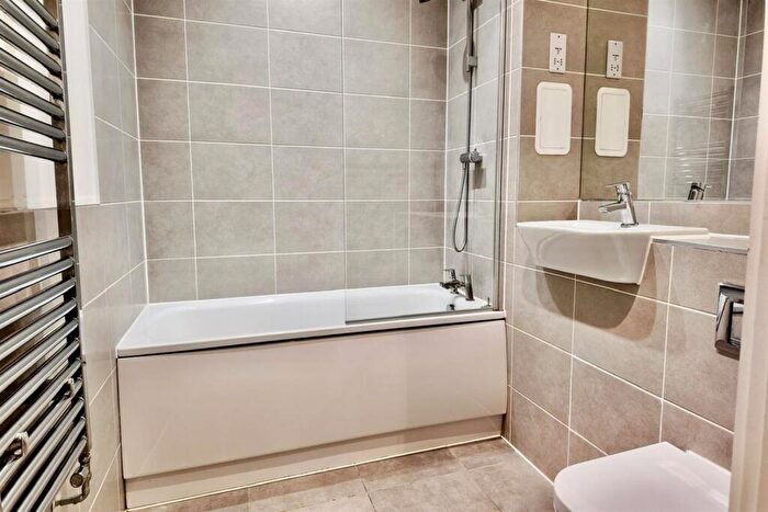 3 Bedroom Flat To Rent In Rope Court, Canoe Walk, E14