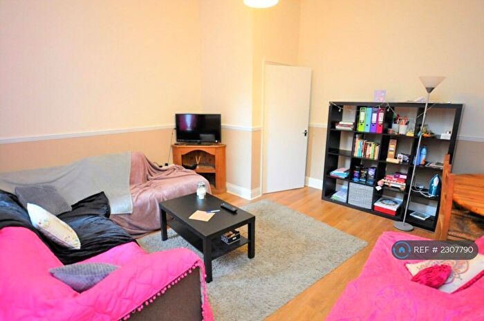 3 Bedroom Flat To Rent In Goldspink Lane, Newcastle Upon Tyne, NE2
