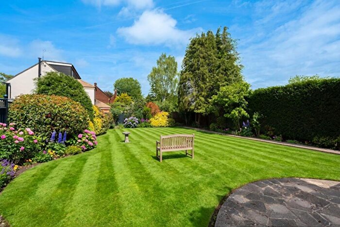4 Bedroom Detached House For Sale In High View, Cheam, SM2
