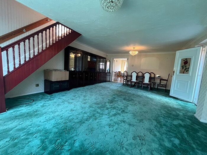 3 Bedroom Semi-Detached House To Rent In Alderbury Road, Slough, Berkshire, SL3