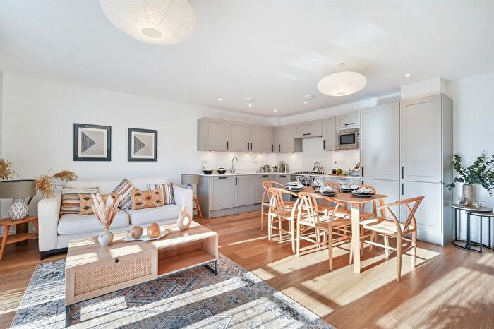 2 Bedroom Maisonette For Sale In Ruxley Lane, Epsom, KT19