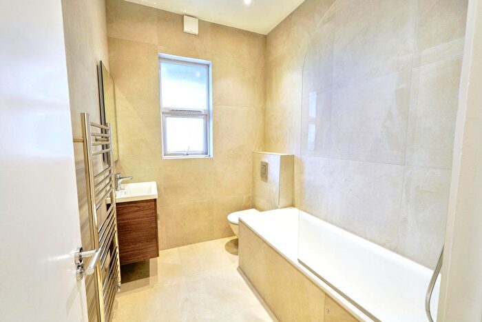 2 Bedroom Flat To Rent In Colney Hatch Lane, London, N10