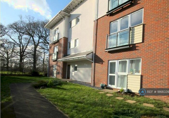 2 Bedroom Flat To Rent In Park View Road, Leatherhead, Surrey, KT22