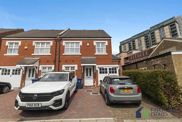 4 Bedroom Semi-Detached House To Rent In Dale Grove, North Finchley, N12