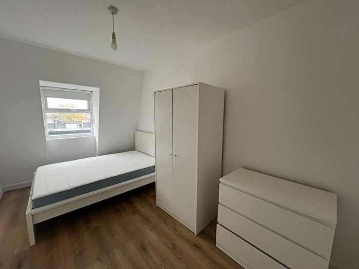 3 Bedroom Flat To Rent In Amersham Rd, SE14