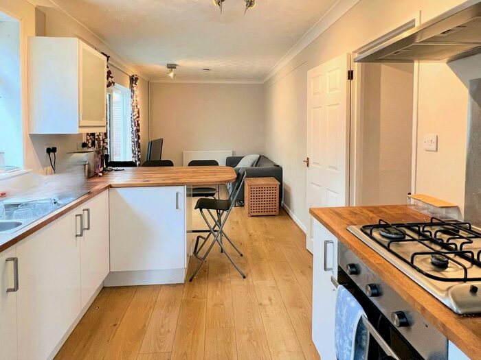 4 Bedroom Semi-Detached House To Rent In Walpole Road, Winchester, SO22