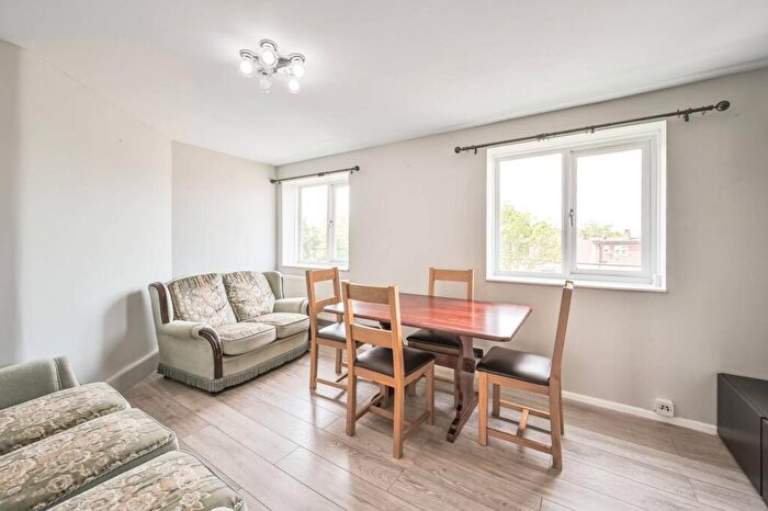2 Bedroom Flat To Rent In Friern Court, Whetstone, London, N20
