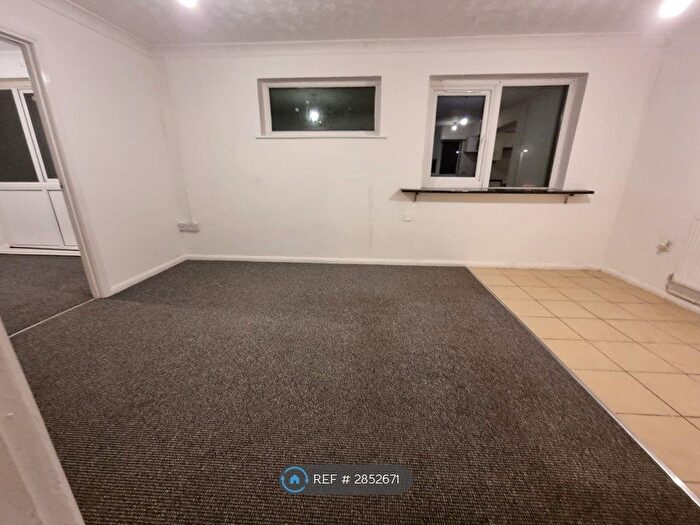 3 Bedroom Flat To Rent In Blenheim Walk, Corby, NN18