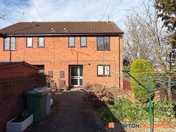 3 Bedroom Semi Detached House For Sale In Ellerslie Close, Newark, NG24