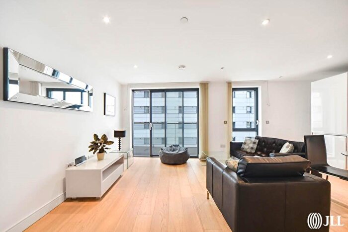 Apartment To Rent In Kensington Apartments, Commercial Street, E1