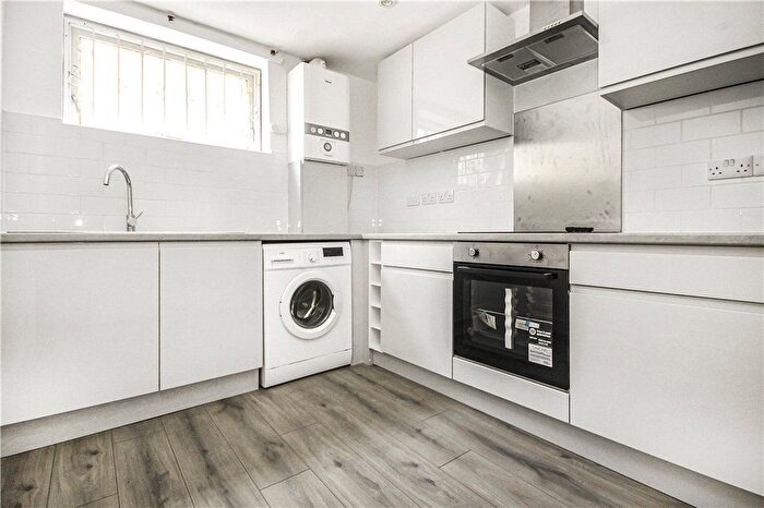2 Bedroom Flat To Rent In Hopton Road, London, SW16