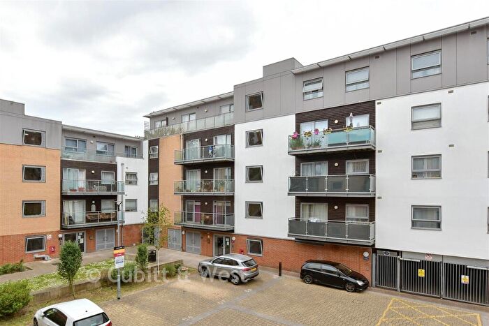 1 Bedroom Apartment For Sale In Talbot Close, Mitcham, Surrey, CR4