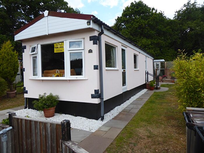 2 Bedroom Mobile/park Home For Sale In Warren Farm Park, Warren Lane, Pyrford, Woking, GU22