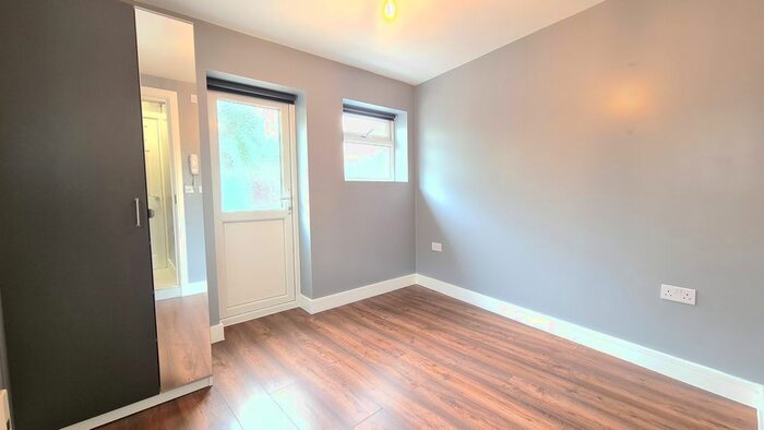 1 Bedroom Studio To Rent In Avonwick Road, Hounslow, TW3