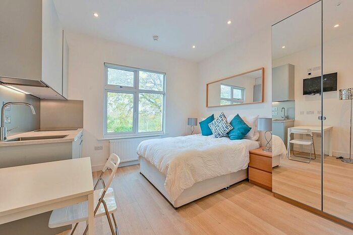 Studio To Rent In Oakley Avenue, Ealing, London, W5