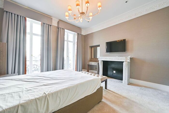 2 Bedroom Flat To Rent In Charles Street, Mayfair, London, W1J