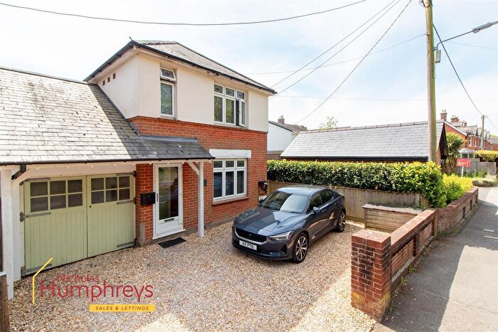 3 Bedroom Detached House For Sale In Wimborne Road, Colehill, BH21