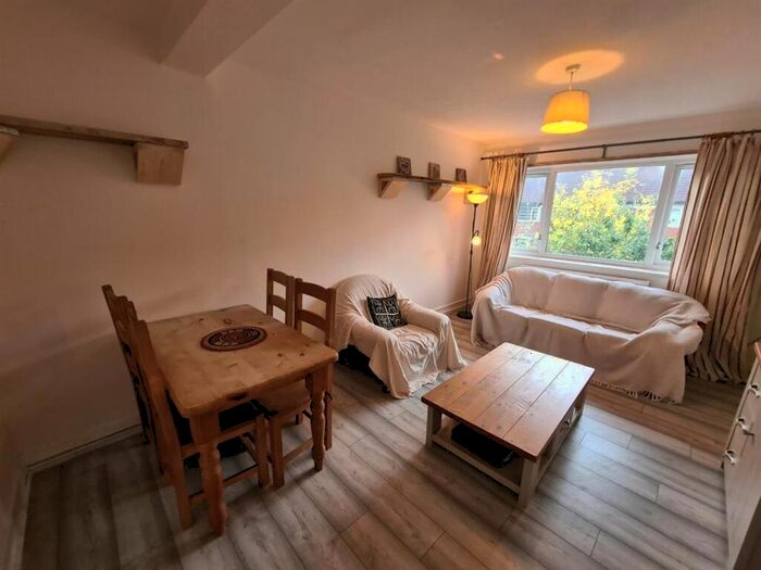 1 Bedroom Property To Rent In Broadway, Kingston Road, Staines-Upon-Thames, TW18