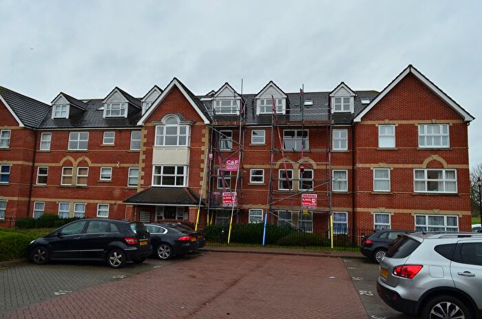 3 Bedroom Flat To Rent In Cobham Close, Enfield, EN1