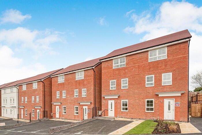 4 Bedroom Semi-Detached House To Rent In Bedroom Semi Detached House In Hillcrest Road, Nuneaton, CV10