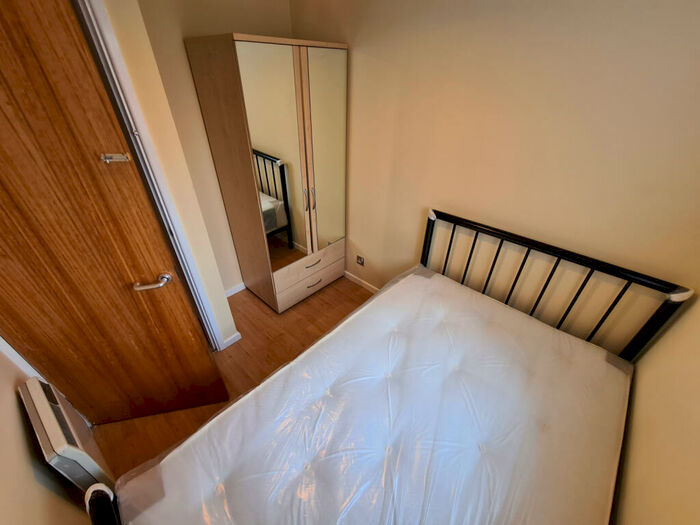 3 Bedroom Flat To Rent In Stretford Rd, Hulme, Manchester, M15