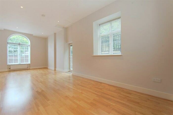 2 Bedroom Flat To Rent In Woodlands Heights, Vanbrugh Hill, Greenwich, SE3