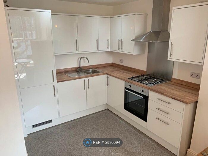 2 Bedroom Flat To Rent In Oakwood Lane, Leeds, LS8