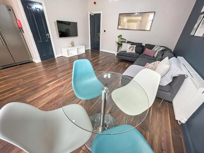 6 Bedroom Terraced House To Rent In Esher Road, L6