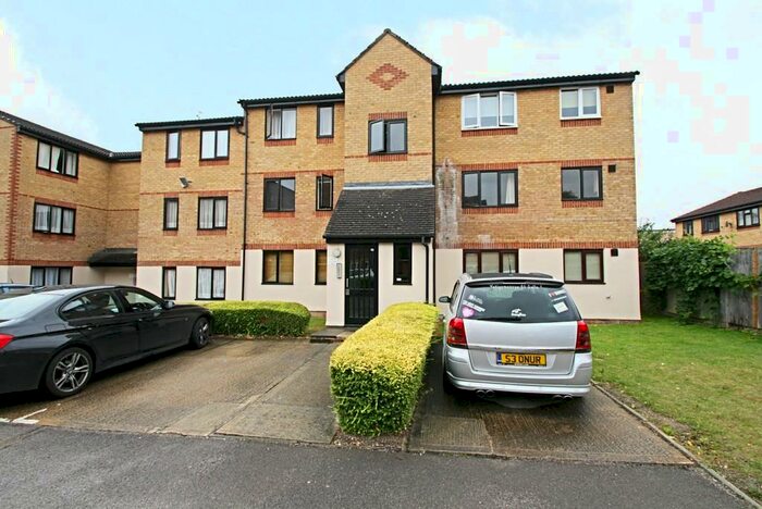 1 Bedroom Apartment To Rent In Linwood Crescent, Enfield, EN1