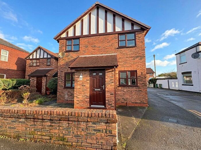 2 Bedroom Mews For Sale In Queens Close, Hyde, SK14