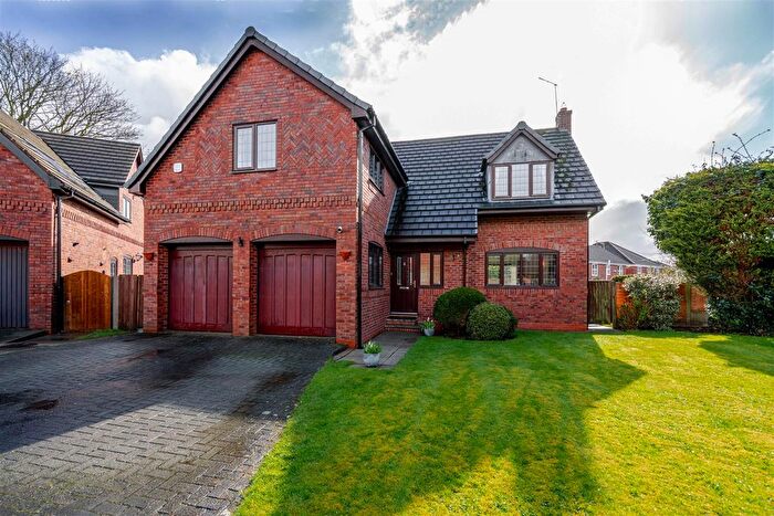 4 Bedroom Detached House For Sale In Oldcott Close, Worsley, Manchester, M28