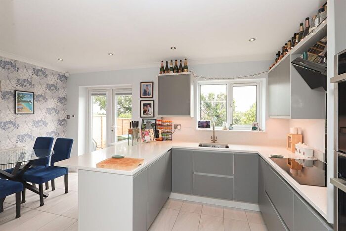 4 Bedroom Semi-detached House For Sale In Orchards Way, Chesterfield, S40