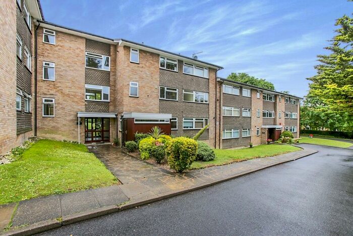 2 Bedroom Flat To Rent In Christchurch Park, Sutton, Surrey, SM2