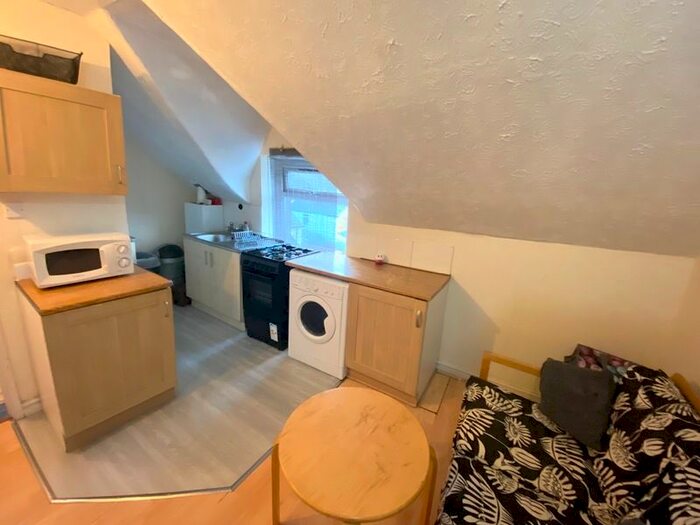 2 Bedroom Flat To Rent In Salisbury Road, Cathays, Cardiff, CF24