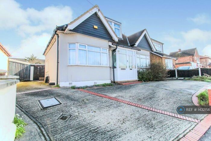 6 Bedroom Detached House To Rent In High Road, Laindon, Basildon, SS15