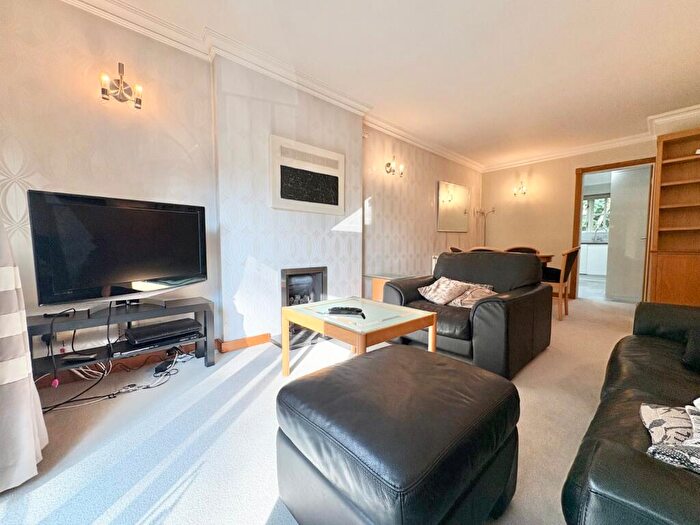 2 Bedroom Flat To Rent In Quarry Dene, Weetwood, Leeds, LS16