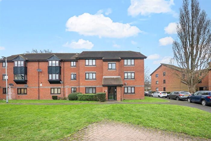 1 Bedroom Flat To Rent In Willenhall Drive, Hayes, UB3