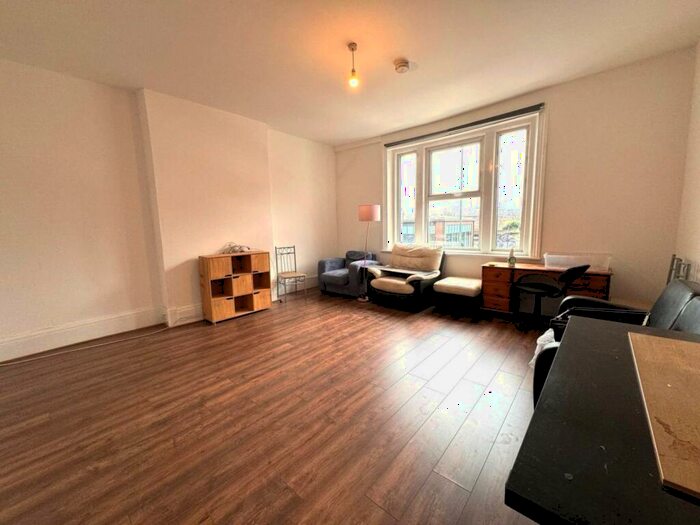 3 Bedroom Flat To Rent In High Road Leytonstone, London, E11