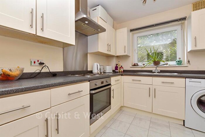 2 Bedroom Flat For Sale In Westmoreland Drive, Sutton, Surrey, SM2