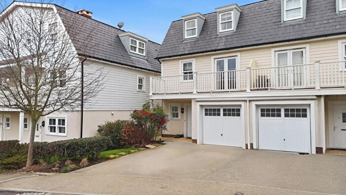 4 Bedroom End Of Terrace House For Sale In Westmount Close, Worcester Park, KT4