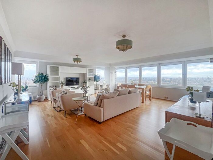 2 Bedroom Flat To Rent In Somerset House, London, SW19