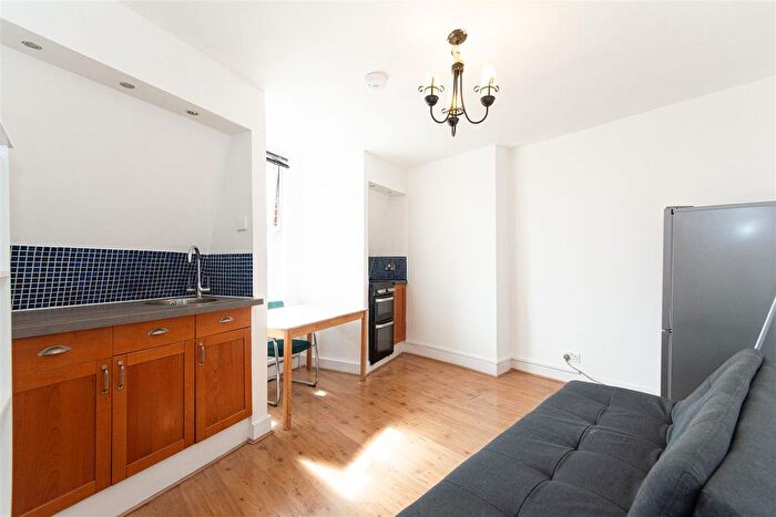 2 Bedroom Flat To Rent In Replingham Road, London, SW18
