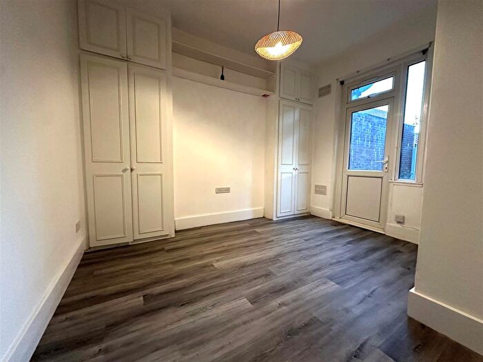 1 Bedroom Flat To Rent In Durban Road, Watford, WD18