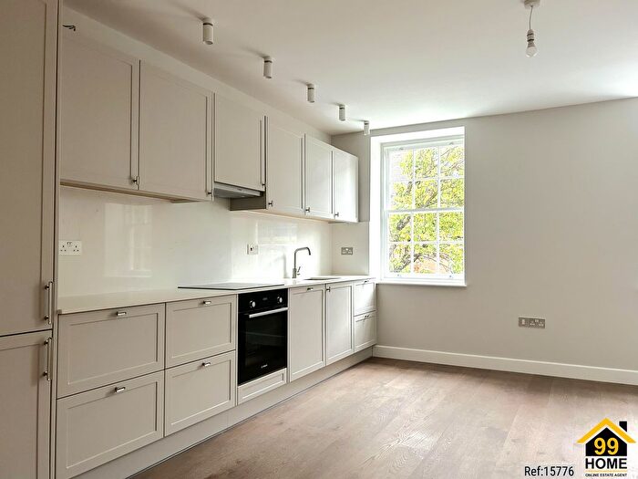 2 Bedroom Flat For Sale In Broad Street, Berkshire, RG40