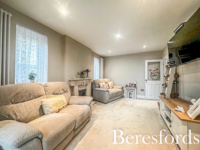 4 Bedroom Bungalow For Sale In Harrow Crescent, Romford, RM3